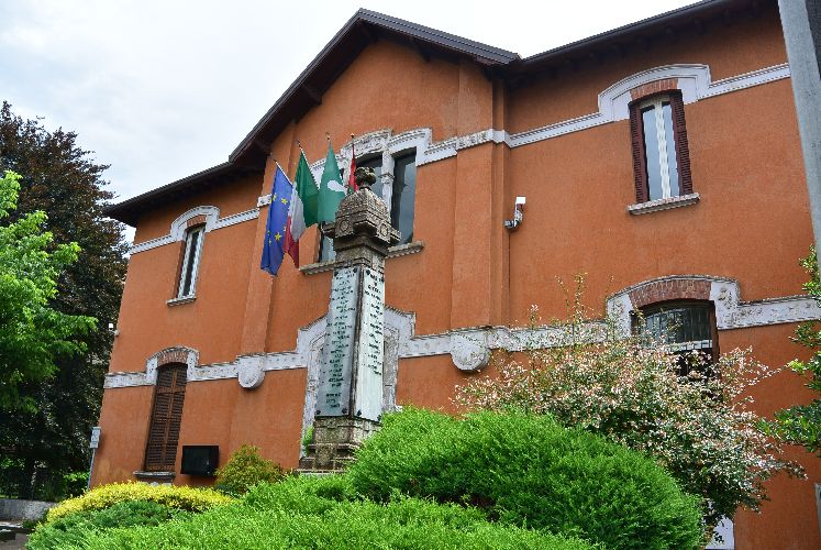 Il nuovo Municipio ed il ponticello